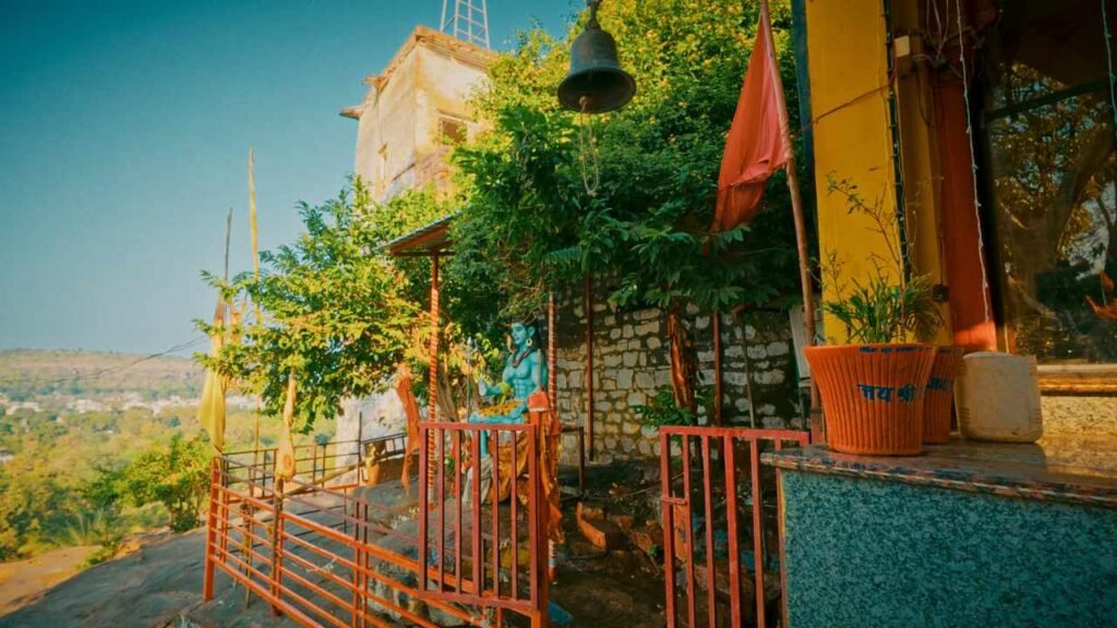 idol of lord shiva at bada mahadev temple narsinghgarh