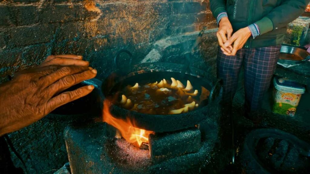 Samosa is being fried 