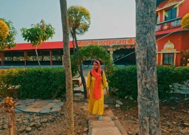 Blue White Simple Modern Travel Vlog YouTube Thumbnail - 1